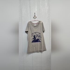 NWOT Medium Gray Yellowstone Graphic T-Shirt